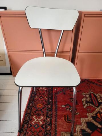 Wit formica vintage stoeltje beschikbaar voor biedingen