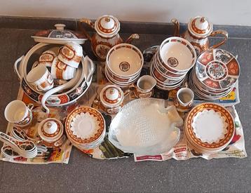 Vintage porseleinen servies met gouden details  beschikbaar voor biedingen