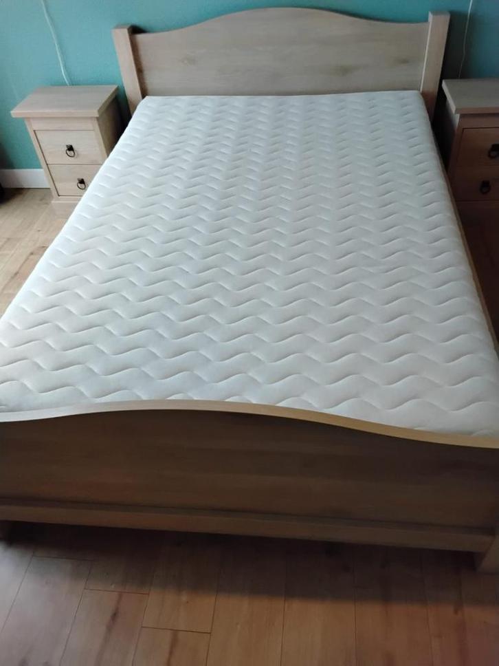Bed + matras + 2nachttafels, Huis en Inrichting, Slaapkamer | Complete slaapkamers, Zo goed als nieuw, Ophalen