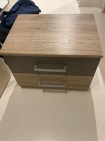 Nachtkastje beschikbaar voor biedingen