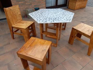 Zeshoekige tuintafel en bijpassende stoelen beschikbaar voor biedingen