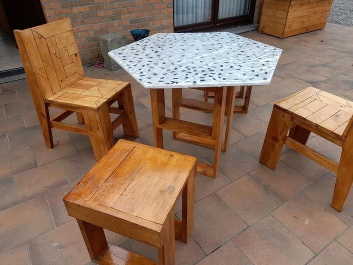 Zeshoekige tuintafel en bijpassende stoelen, Tuin en Terras, Tuinsets en Loungesets, Nieuw, Tuinset, Hout, 4 zitplaatsen, Eettafel