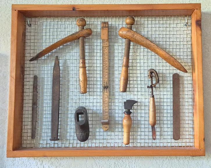 5 tableaux d’outils de cordonnerie (25€ / pièce), Antiquités & Art, Antiquités | Outils & Instruments, Enlèvement