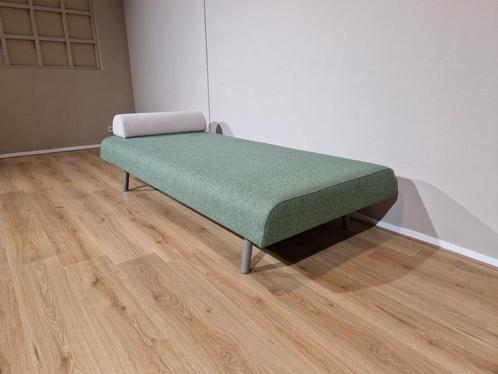 NIEUW - Montis Daybed - Groen - Stof - Design - Refurbished, Huis en Inrichting, Zetels | Zetels en Chaises Longues, Nieuw, Eenpersoons