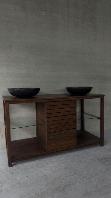 Kast beschikbaar voor biedingen