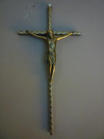 Crucifix en laiton en très bon état.