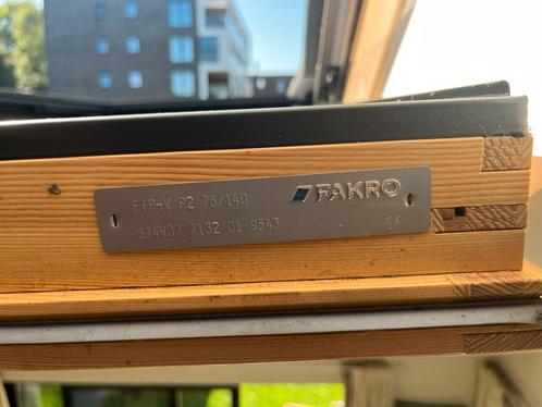 Fakro dakraam met verduistering op zonne energie, Doe-het-zelf en Bouw, Raamkozijnen en Schuifdeuren, Zo goed als nieuw, Ophalen