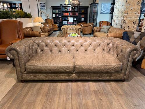 Stoere XL Vintage Chesterfield 3,5 Zits bank Taupe bruin, Huis en Inrichting, Zetels | Zetels, Zo goed als nieuw, Ophalen of Verzenden