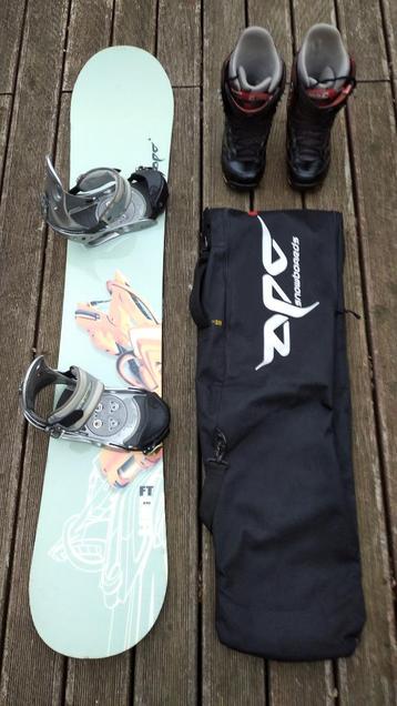 Snowboard Apo Line 164 avec fixations et chaussures Burton disponible aux enchères