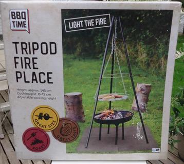Nieuwe Zwenkbarbeque van Tripod Fire Place.