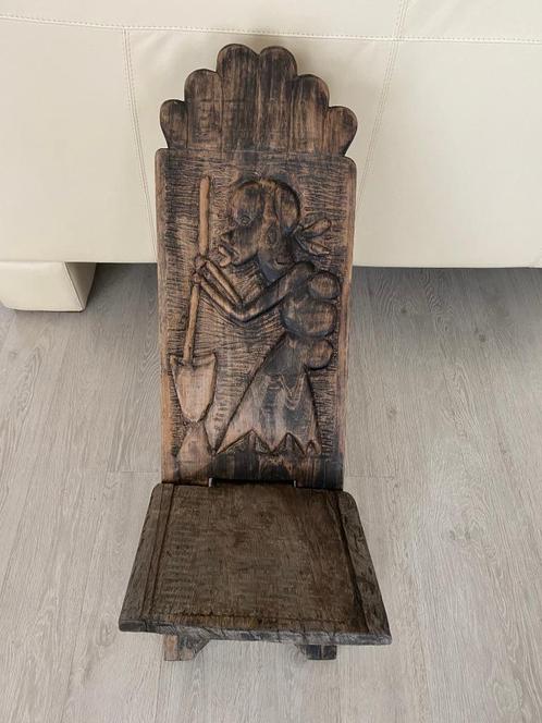 Chaise sculptée Africaine, Antiquités & Art, Antiquités | Meubles | Chaises & Canapés, Enlèvement ou Envoi