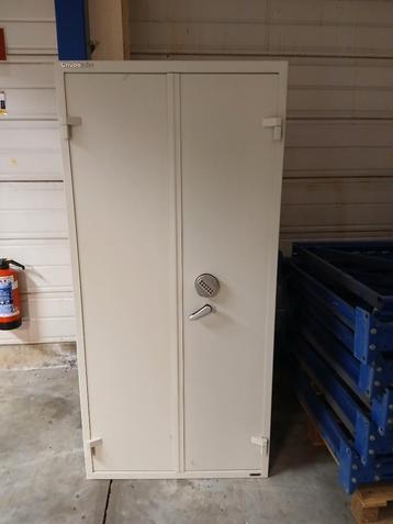 bureau en lage kast beschikbaar voor biedingen