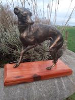 LEVRIER EN FONTE PATINEE BRONZE SUR SOCLE BOIS., Enlèvement ou Envoi, Neuf