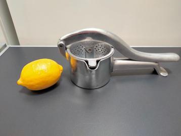 Vintage fruit- en groentepers   beschikbaar voor biedingen