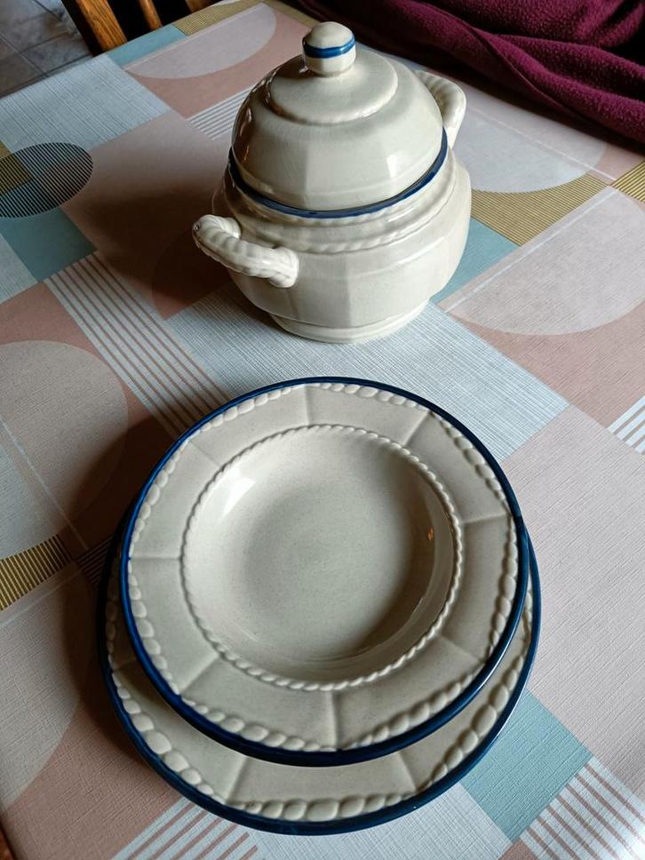 Prachtig handgemaakt eet- en koffie-servies., Antiek en Kunst, Antiek | Servies compleet, Ophalen