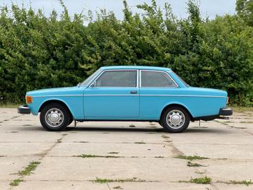 Volvo 142 De Luxe in super retro kleurstelling, handgeschake beschikbaar voor biedingen