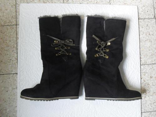 botte fourrée pour hiver en dain (cuir ) noir P37, Kleding | Dames, Schoenen, Zo goed als nieuw, Hoge laarzen, Zwart, Ophalen of Verzenden