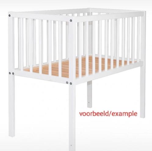 Witte houten co-sleeper of wieg van BebiesFirst met matras, Kinderen en Baby's, Babywiegjes en Ledikanten, Zo goed als nieuw, Wieg
