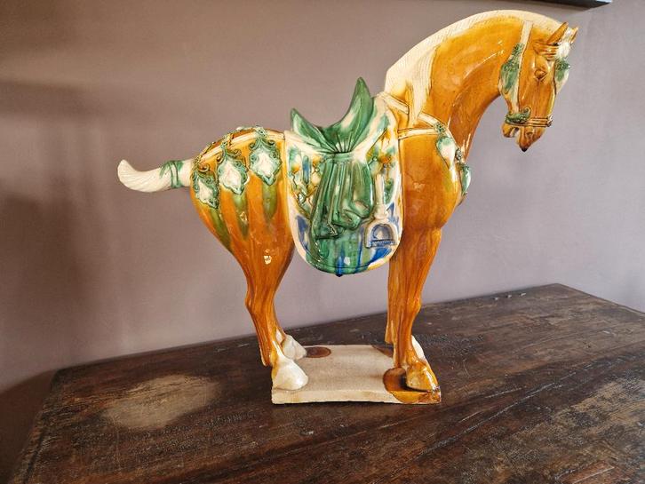 Mid-Century Tang-stijl Chinees keramisch paard, Antiek en Kunst, Kunst | Beelden en Houtsnijwerken, Ophalen of Verzenden