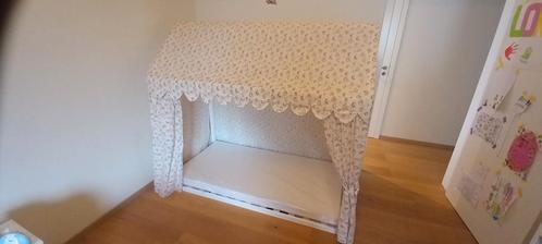 Kleuterbed in huisje, Kinderen en Baby's, Kinderkamer | Bedden, Zo goed als nieuw, Matras, Ophalen