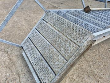 Gegalvaniseerde stalen buitentrap met bordes 280cm beschikbaar voor biedingen