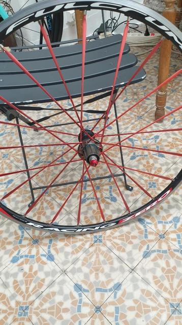 RACEFIETSWIEL beschikbaar voor biedingen