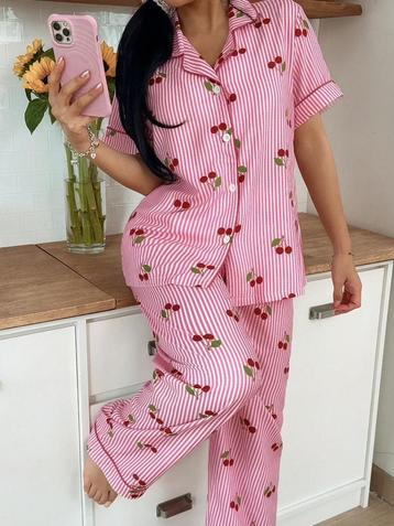 Pyjama, cute à rayures roses avec des motifs de cerises beschikbaar voor biedingen