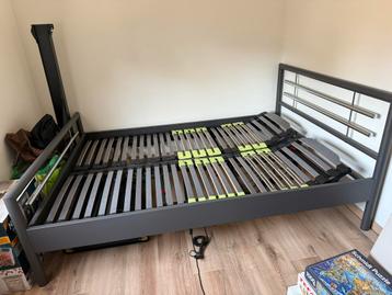 Elektrisch bed van 140 x 200 cm + matras en dekbed beschikbaar voor biedingen