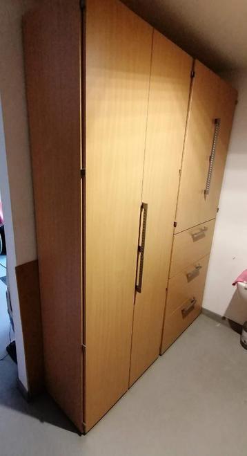 Praktische moderne bureaukasten - opbergkasten - wandkasten beschikbaar voor biedingen