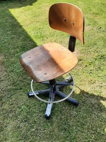 Chaise de bureau de dessin ou de laboratoire ancienne disponible aux enchères