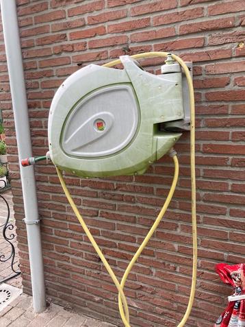 Tuinslang vast aan muur beschikbaar voor biedingen