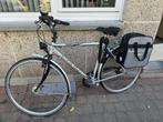 Fiets met versnellingen en fietszak, Ophalen