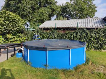Zwembad 9000 liter met pomp, zonnepaneel en accessoires beschikbaar voor biedingen