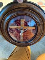 antiek kruisbeeld op velours, Antiek en Kunst, Antiek | Religieuze voorwerpen, Ophalen of Verzenden