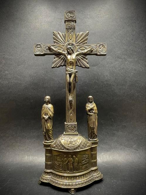 Antiek kruisbeeld brons gepatineerd zinklegeringen, Antiek en Kunst, Antiek | Religieuze voorwerpen, Ophalen of Verzenden