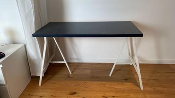Bureau 120 x 60 cm met witte poten beschikbaar voor biedingen