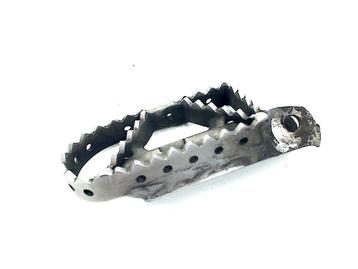 VOETSTEUN RECHTS VOOR Suzuki DL 650 V-Strom XT 2017 (DL650) beschikbaar voor biedingen