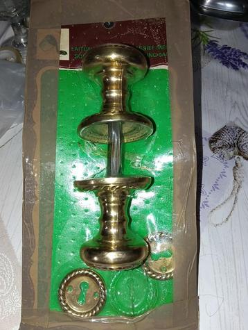 massieve koperen deurknop met vergrendelingsingang  beschikbaar voor biedingen