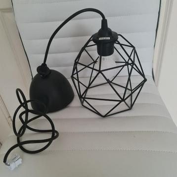 Zwarte loftstijl hanglamp beschikbaar voor biedingen
