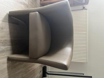 Leren fauteuil – comfortabele eyecatcher beschikbaar voor biedingen