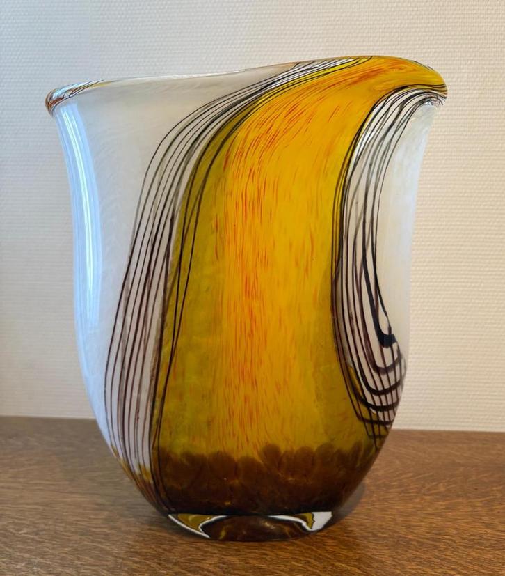 Danube Krasnoyarsk Polen handgeblazen geel /wit/zwart vaas, Antiek en Kunst, Antiek | Glaswerk en Kristal, Ophalen of Verzenden
