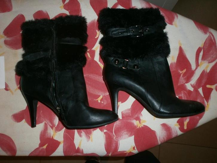 Bottillons noirs à fourrure et talons 41 NEUFS, Kleding | Dames, Schoenen, Nieuw, Lage of Enkellaarzen, Zwart, Ophalen of Verzenden