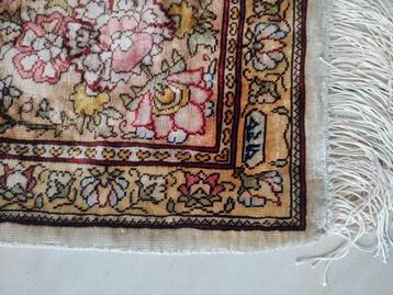 Antiek zijden tapijt van KEREKE op zijde