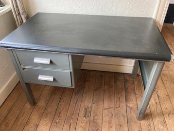 Bureau ancien pour un style industriel beschikbaar voor biedingen