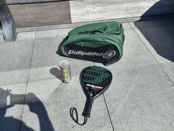 Bullpadel Vertex 2 met ballen en racketbag beschikbaar voor biedingen