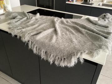 Nieuwe zilvergrijze sjaal/gilet OR Collection beschikbaar voor biedingen