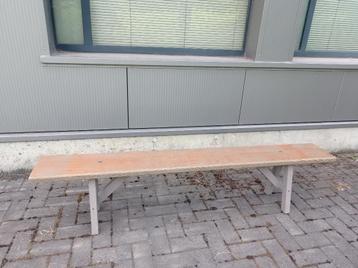 Houten bank beschikbaar voor biedingen