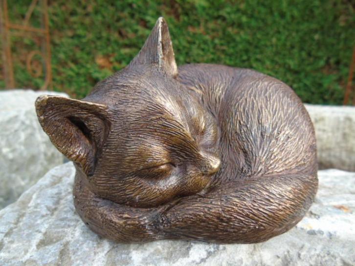 Bronzen beeld van een slapende kat in een bal, Tuin en Terras, Tuinwanddecoratie, Nieuw, Ophalen