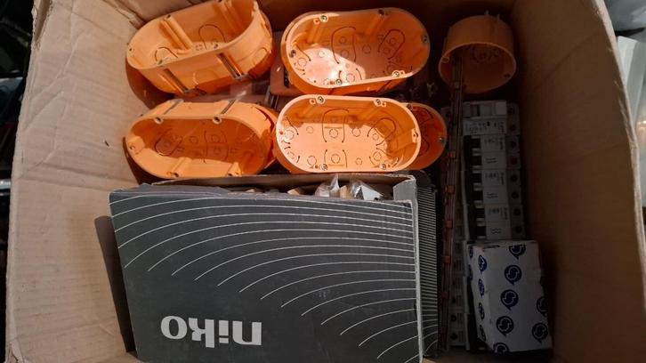 Niko elektrisch materiaal, Doe-het-zelf en Bouw, Elektriciteit en Kabels, Zo goed als nieuw, Overige typen, Ophalen