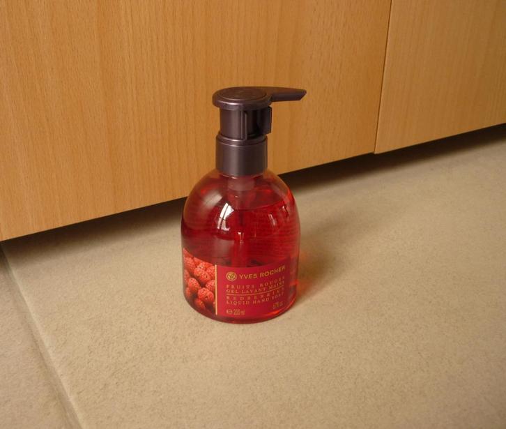 Yves Rocher Redberries liquid hand soap handzeep 200 ml, Handtassen en Accessoires, Uiterlijk | Lichaamsverzorging, Ophalen of Verzenden
